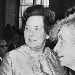 Anna Freud (right) with Hertha Firnberg at the 27th International Psychoanalytical Congress in Vienna, 28 July 1971; Anefo photograph (Nationaal Archief)