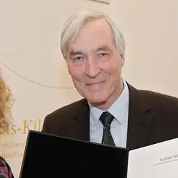 Jessica Benjamin (left) receiving the Hans Kilian Prize from Wolfgang Mertens, chairman of the Köhler Foundation's board, photographed by Die.berna, April 2015