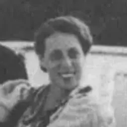 אליס בלינט (יושבת בחזית) במנצ'סטר, 1939; צלם לא ידוע